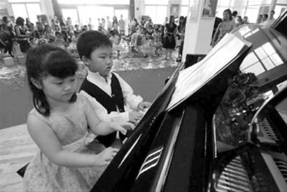 孩子学钢琴，家长的要陪孩子一起上课么？